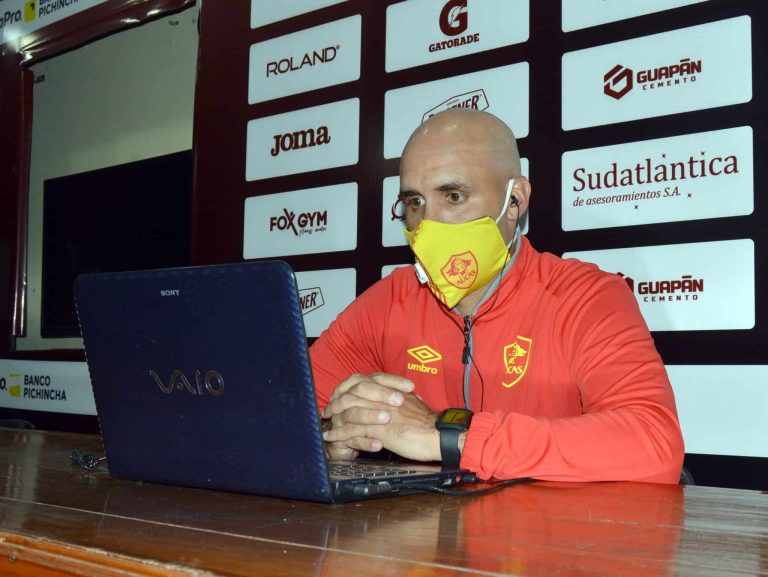 OFICIAL: Aucas anunció a su técnico interino