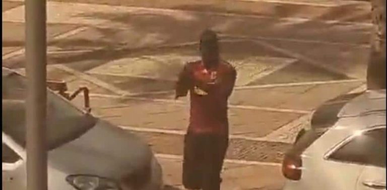 #StudioNews | Terror en Puerto Banús: un hombre siembra el caos en un centro comercial con un arma de asalto