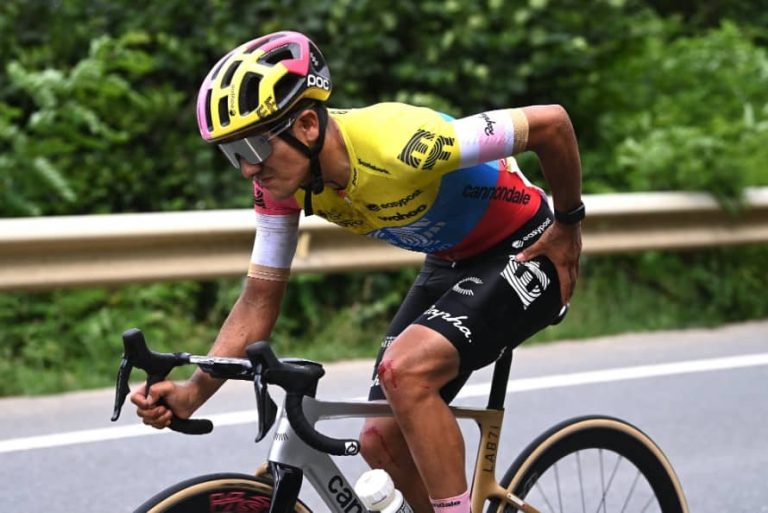 #NTF (VIDEO) PESE AL DOLOR: Carapaz terminó la primera etapa del Tour de Francia