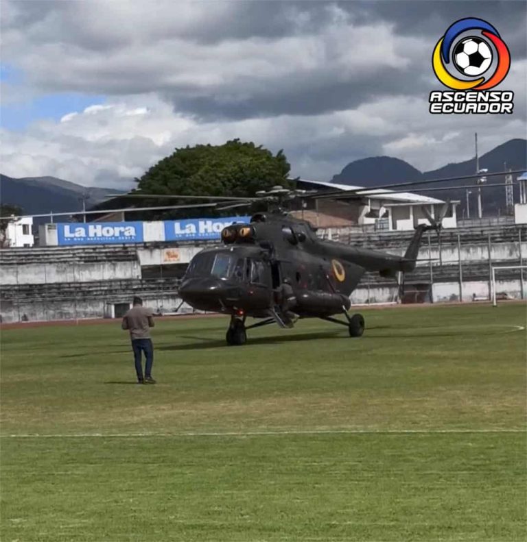 (VIDEO) ¡INSÓLITO! Un helicóptero aterrizó de emergencia sobre el Estadio Olímpico de Ibarra