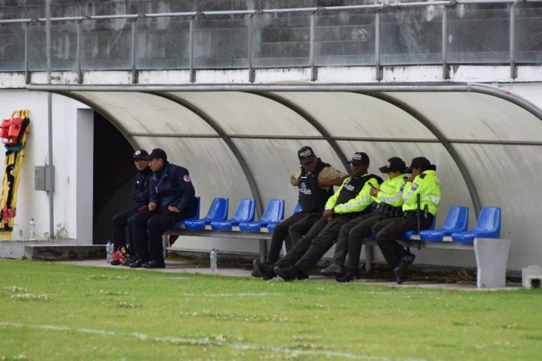 Sólo en la 2da Categoría: Equipo no llevó suplentes y la Policía “tomó su lugar” en el banquillo