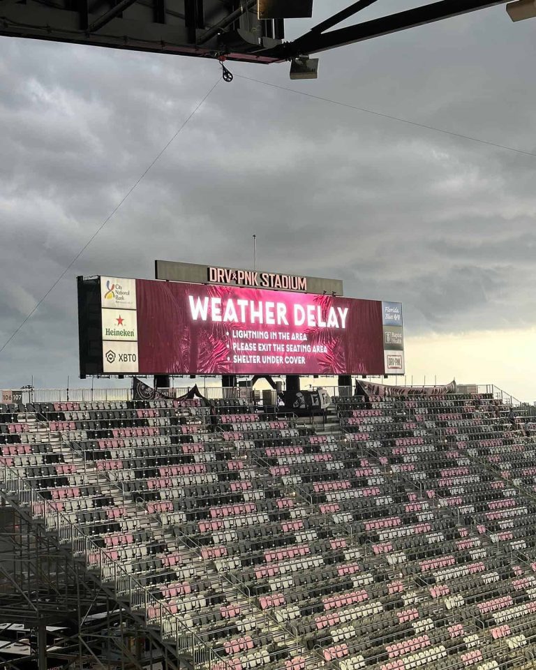 (VIDEO) ¡Se demora la presentación de Leo Messi por el clima!