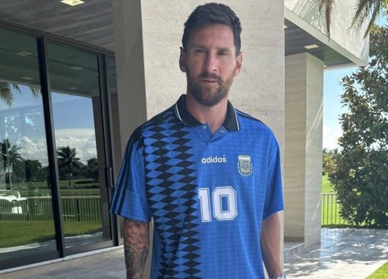 (VIDEO) Messi posó con la camiseta que usó Maradona en el Mundial 1994