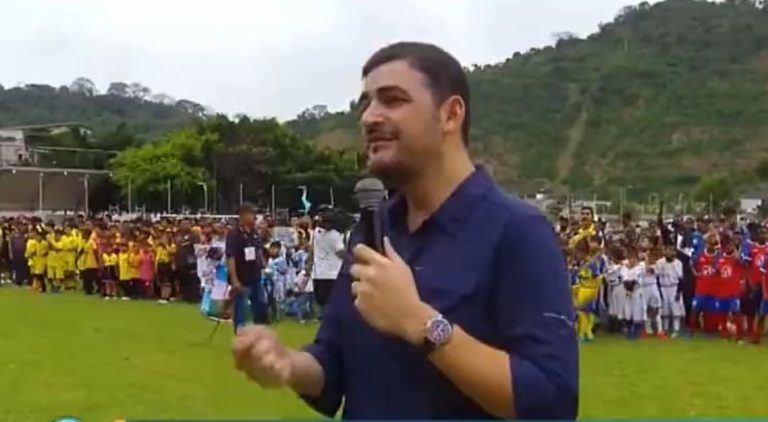 (VIDEO) La broma del Alcalde de Guayaquil a Pileggi: “Siempre tarde Emelec”