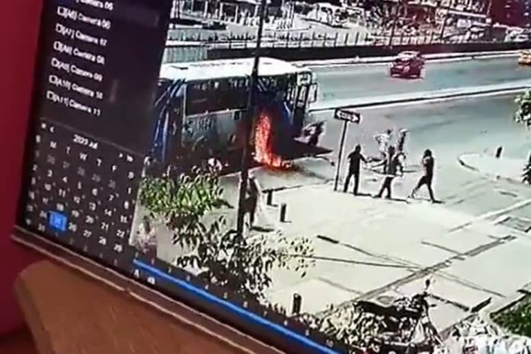 #StudioNews | (VIDEO) Antisociales incendiaron un bus en la Perimetral ¡con pasajeros a bordo!