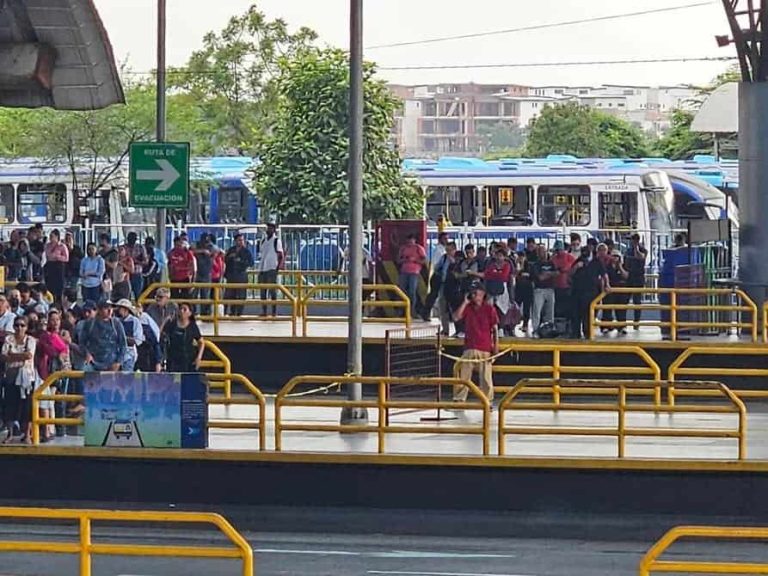 #StudioNews EN INVESTIGACIÓN: Incendio de unidades de la Metrovía en la terminal Río Daule