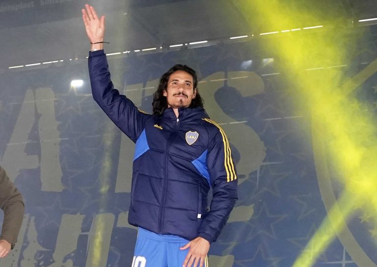 (VIDEO) OVACIONADO: Edinson Cavani fue presentado en La Bombonera