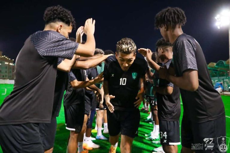 (VIDEO) Una locura: Firmino tuvo multitudinario recibimiento en Arabia Saudita