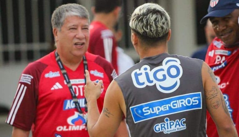 (VIDEO) Fuertes críticas a Bolillo Gómez por “chiste” de mal gusto en rueda de prensa