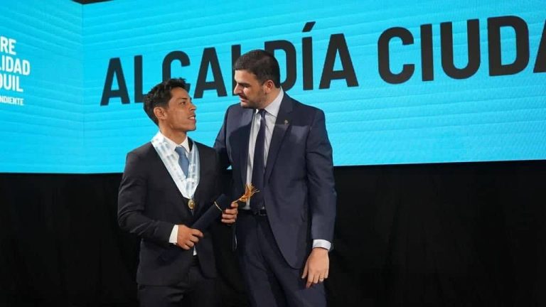 (VIDEO) Matías Oyola recibió la presea al mérito deportivo