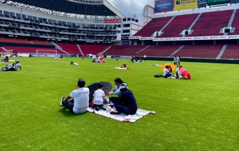 Para sus hinchas: LDU organizó un picnic en el gramado del Estadio Rodrigo Paz
