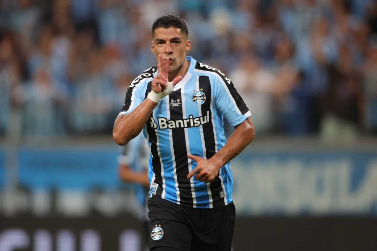 Luis Suárez permanecerá en Gremio hasta fin de año
