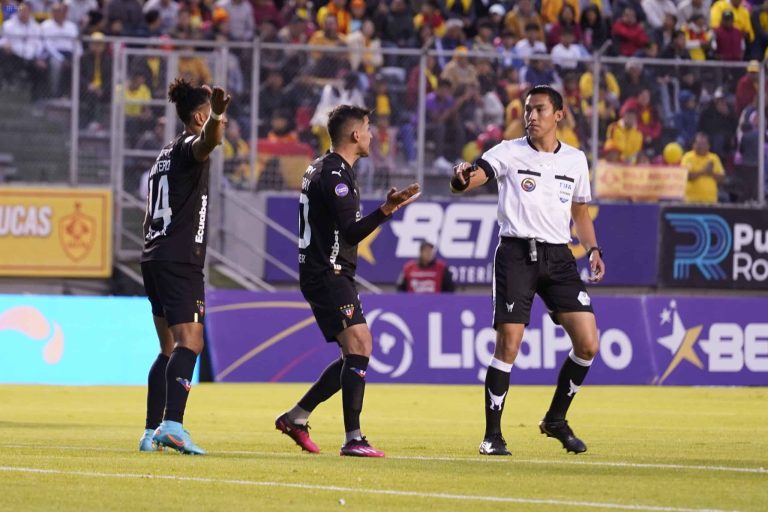LDU fue sancionado por encender bengalas ante Aucas