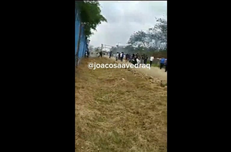 (VIDEO) ¡Con insultos y fuegos artificiales! Hinchas asustaron a los jugadores de Emelec