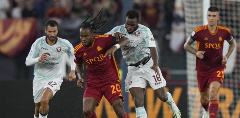 La Roma, sin Mourinho, empieza con tropiezo