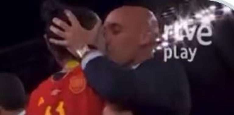 Polémicas declaraciones en la COPE: “Los que se cabrean es porque nunca les han dado un beso a ellas”
