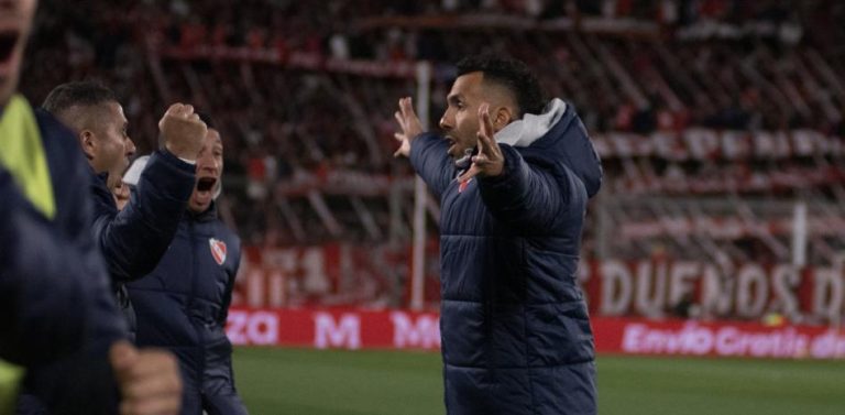 Tevez ganó con un penal inventado en su debut en el Rojo