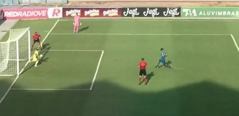 (VIDEO) Momento insólito en el lanzamiento de un penal