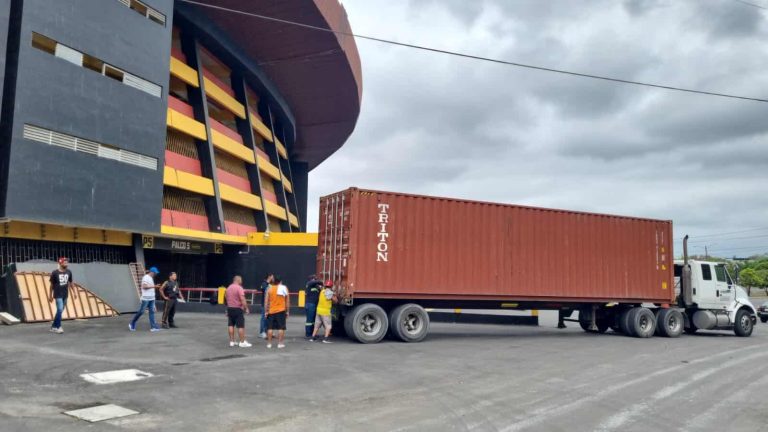 (FOTOS) Llegó el nuevo marcador electrónico del Estadio Monumental de BSC