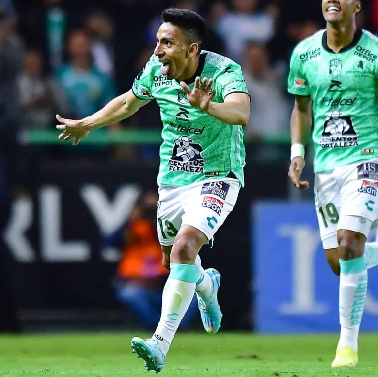 (VIDEO) DERECHAZO LETAL: Golazo de Ángel Mena en la Liga MX