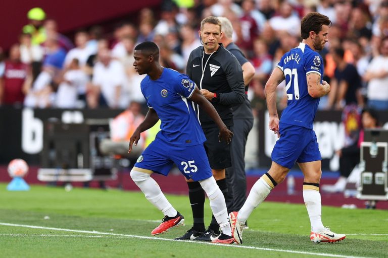 (VIDEO) Moi Caicedo debutó, pero ocasionó un penal y Chelsea perdió