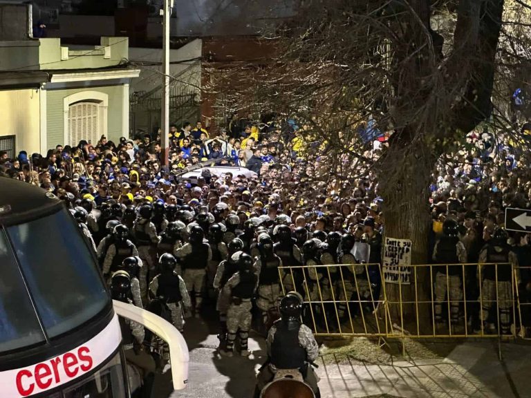 (VIDEOS) Graves incidentes entre hinchas de Boca y la Policía en Uruguay