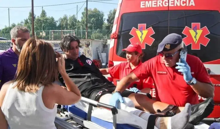 Insólito: Un DT se fractura la pierna en pleno partido