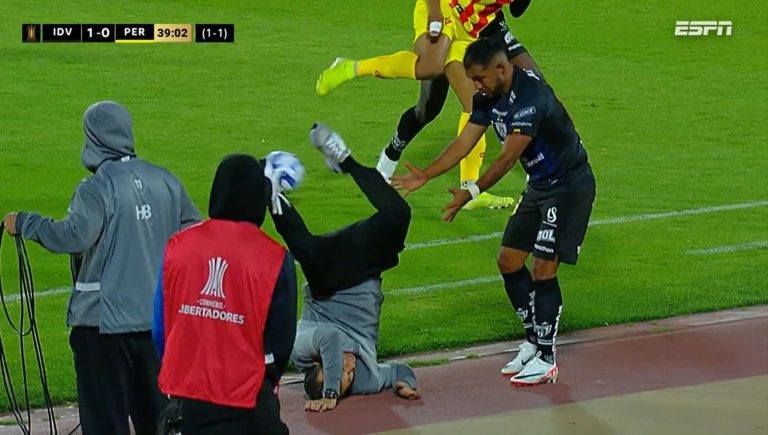 (VIDEO) Por tumbar al DT rival: La insólita amarilla para Junior Sornoza