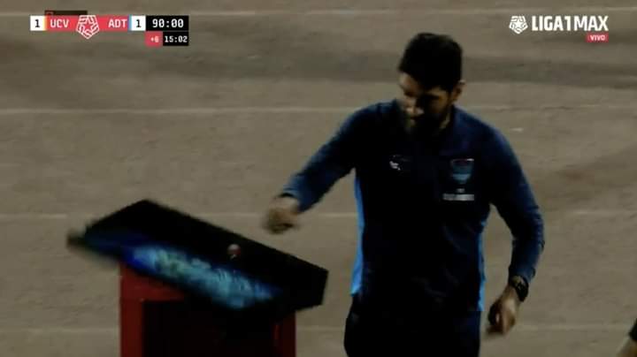 (VIDEO) COMPLETAMENTE LOCO: Abreu rompió la pantalla del VAR y se fue expulsado