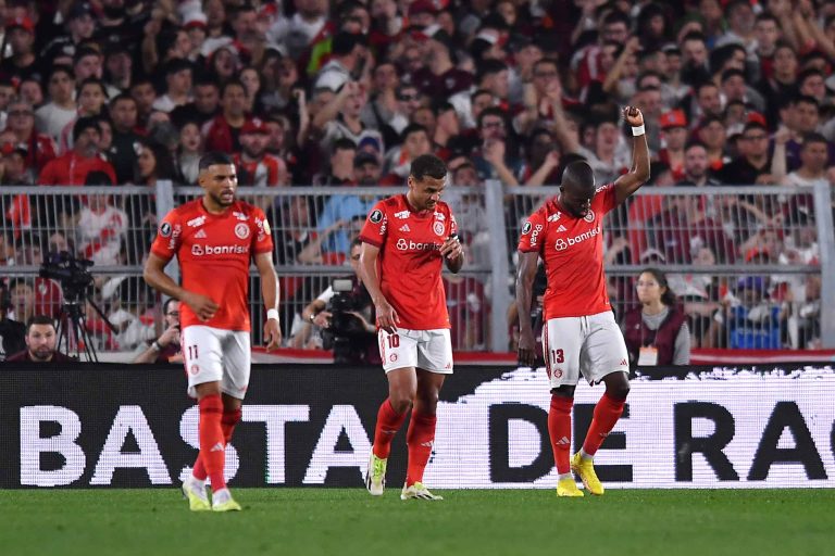 (VIDEO) CABEZAZO LETAL: Enner Valencia le anotó a River Plate en el Monumental