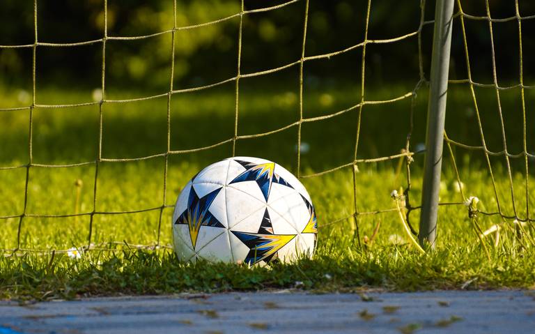 Futbolista amateur se desvaneció en pleno partido; falleció en el hospital