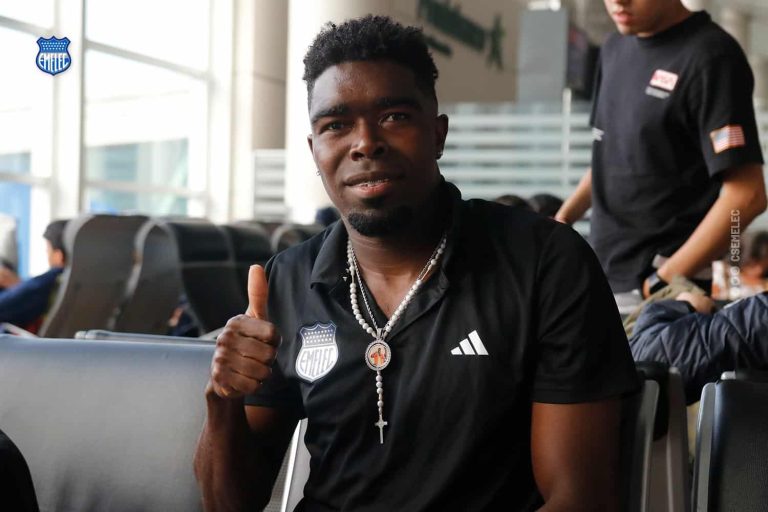 (FOTOS) Por la remontada: Emelec viajó rumbo a Argentina