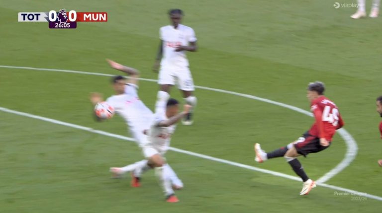 (VIDEO) Polémica en la Premier: El penal que NO le cobraron al Manchester United