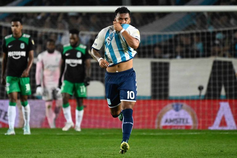 (VIDEO) Racing goleó y dejó fuera al Atlético Nacional