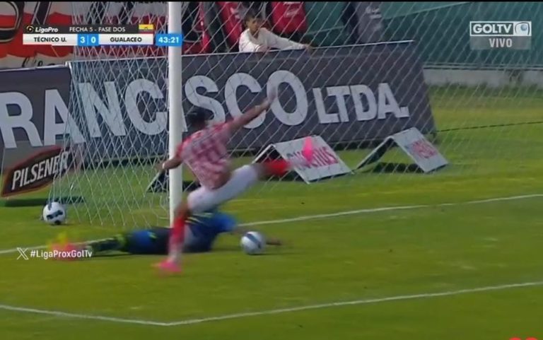 (VIDEO) Jugador de Gualaceo evitó un gol con la mano, pero igual fueron goleados