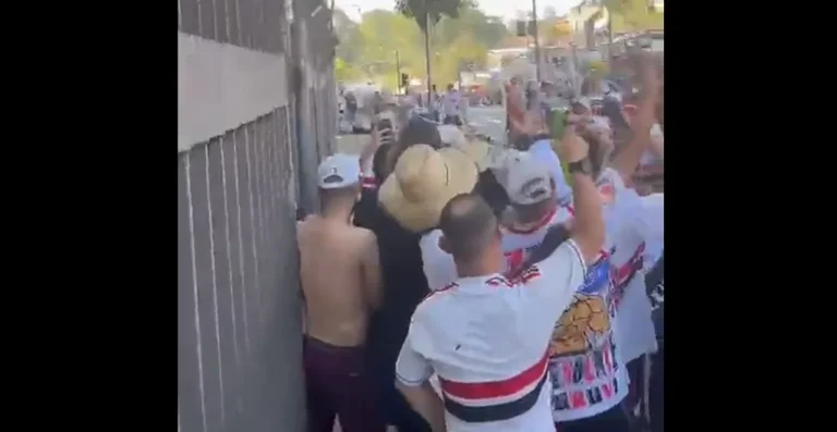 (VIDEO) ¡Hincha de Sao Paulo LE ROBÓ a Diego Lugano!