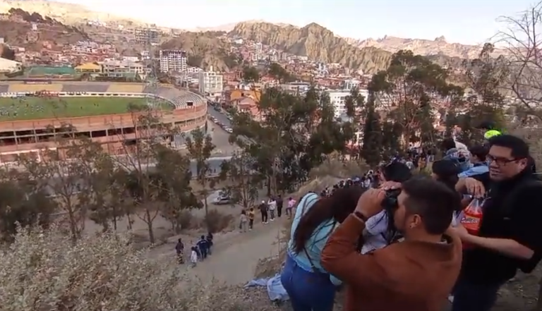 (VIDEO) Locura por la ‘Scaloneta’: Se subieron al cerro para ver a los campeones del mundo