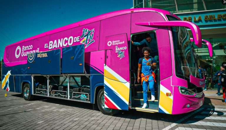 (FOTOS) CON NUEVO BUS: La Tri ya está en Quito
