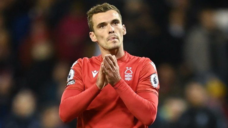 Jugador del Nottingham Forest fue sancionado por apuestas