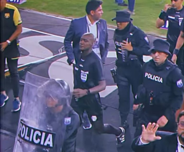 (VIDEO) Aragón tuvo que salir resguardado por la Policía