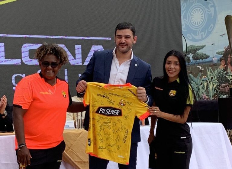 (VIDEO) Alcalde de GYE recibió la camiseta de BSC Femenino