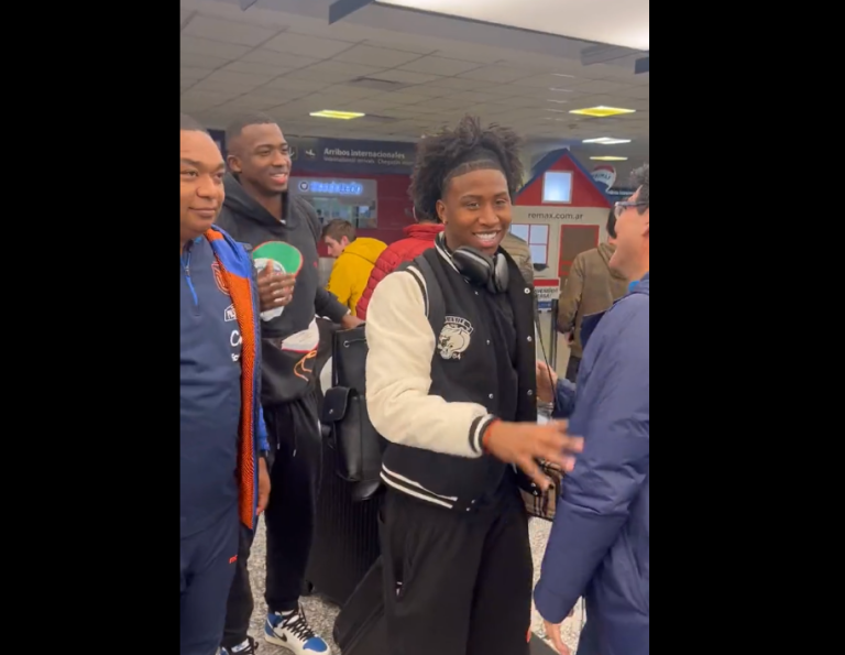 (VIDEO) EQUIPO COMPLETO: Los 2 últimos seleccionados llegaron a Buenos Aires