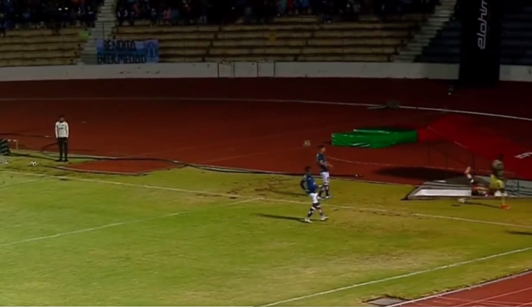 (VIDEO) SUSTO EN LA SERIE B: Jugador cayó en el túnel de acceso a la cancha