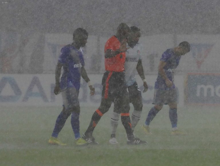 POR TORMENTA ELÉCTRICA: El partido entre LDU y Emelec fue suspendido