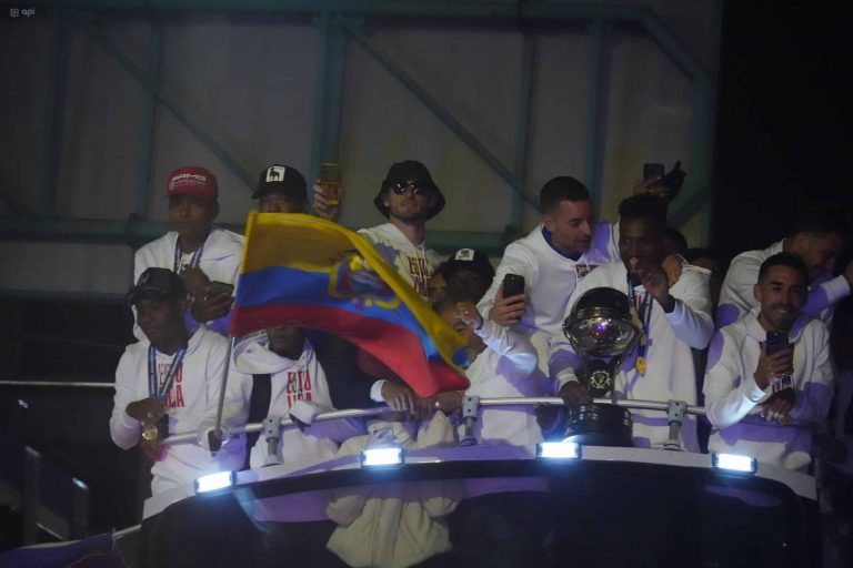 (VIDEO) “El que no salta es un torero mar…”: En la caravana de LDU existieron dardos a BSC