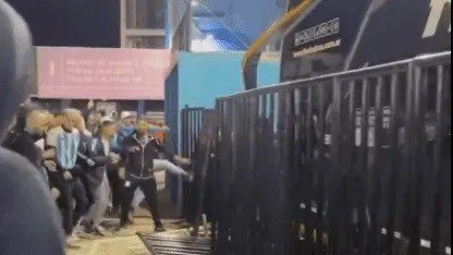 (VIDEO) Explotaron los hinchas de Racing: incidentes en las afueras del estadio