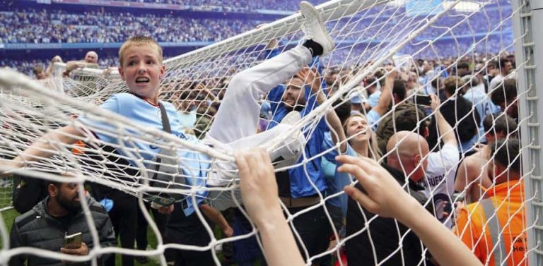 Las aficiones de los 20 clubes de la Premier piden no jugar en Navidad