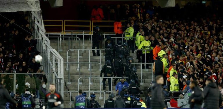 Batalla campal entre seguidores del PSV y la policía