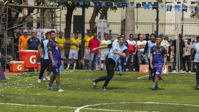 ¡Pegue, Aquiles! Alcalde de Guayaquil, en torneo relámpago de índor fútbol