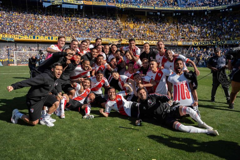 (VIDEO) “UN MINUTO DE SILENCIO…” Jugadores de River se tomaron La Bombonera